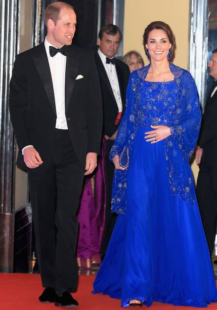 <strong>02 de maio de 2015</strong> – Os papais recebem o carinho do público após o nascimento da pequena Charlotte. Na ocasião, Kate surgiu a bordo de vestido com estampa floral assinado por <strong>Jenny Packham</strong>. <strong>02 de maio de 2015</strong> – Os papais recebem o carinho do público após o nascimento da pequena Charlotte. Na ocasião, Kate surgiu a bordo de vestido com estampa floral assinado por <strong>Jenny Packham</strong>.