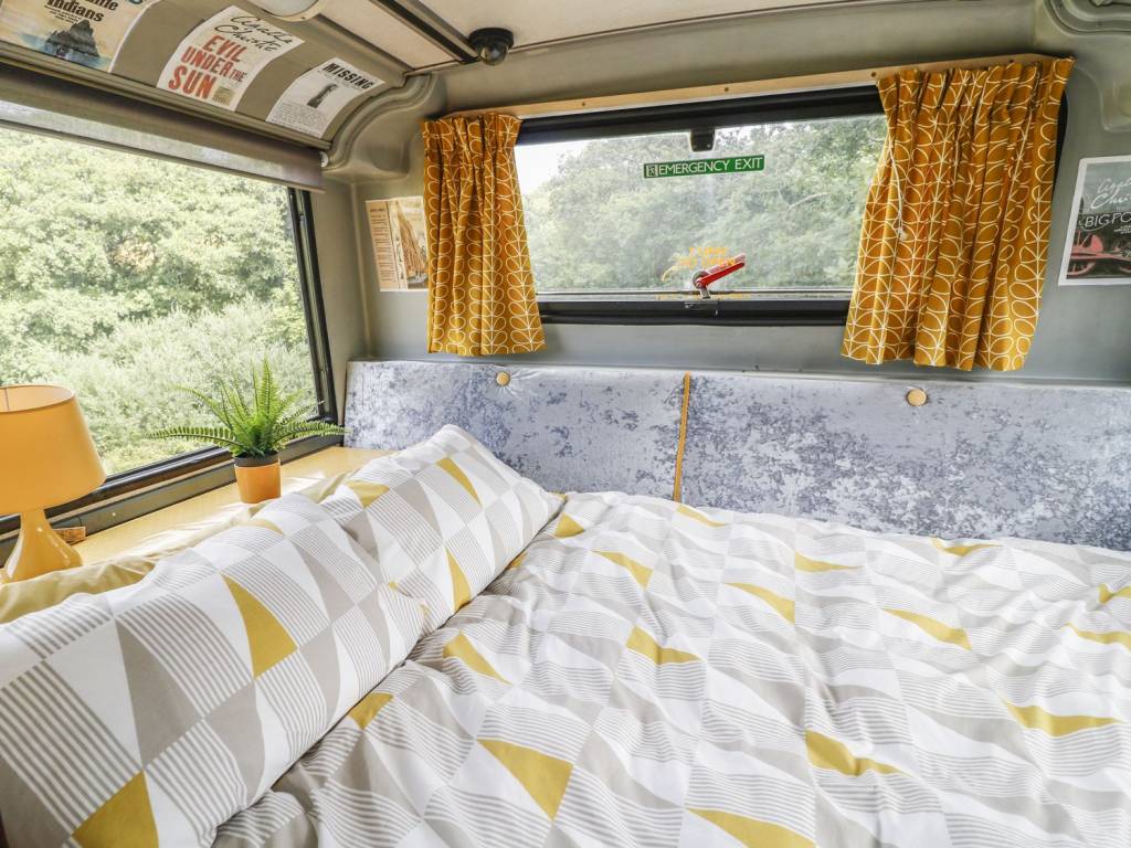 Sempre quis andar em um double decker? Que tal se hospedar em um? O tradicional ônibus inglês foi reformado e transformado no Bertram's Hotel.