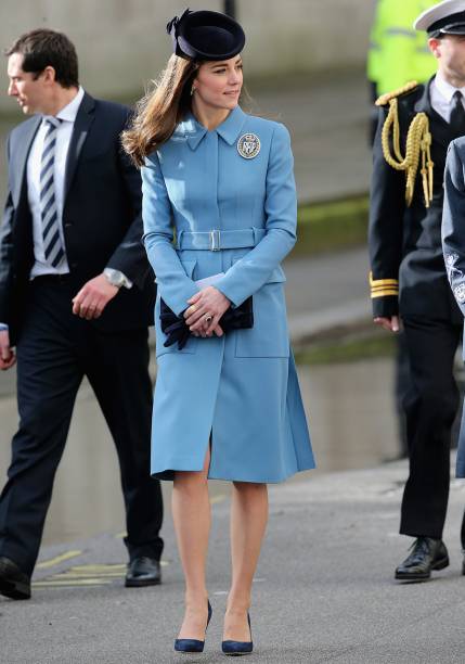 <strong>09 de dezembro de 2014</strong> – À espera de Charlotte, Kate e William visitam o memorial 9/11, em Nova York. Para aquecer o clima frio e cinzento da cidade, a então gestante exibiu um casaco pink da <strong>Mulberry</strong>.