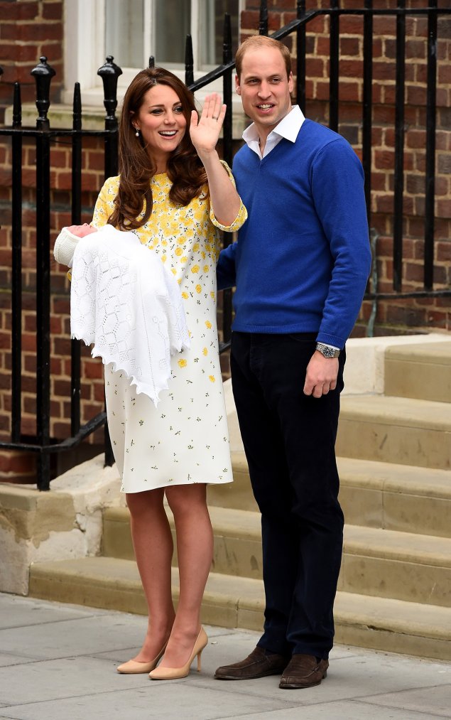 <strong>23 de outubro de 2013</strong> – Durante o batizado do Príncipe George, Catherine exibiu um look na mesma cor das vestes do pequeno. Fascinator com detalhe de rosa e redinha - tudo em creme – garantiu o toque tradicional.