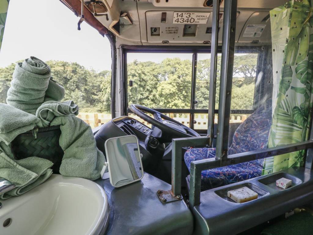 Sempre quis andar em um double decker? Que tal se hospedar em um? O tradicional ônibus inglês foi reformado e transformado no Bertram's Hotel.