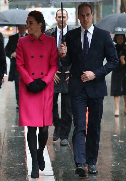 <strong>23 de julho de 2013</strong> – Conforto é a palavra de ordem da produção escolhida pela Duquesa para cumprimentar o público após o nascimento do primogênito. O vestido é <strong>Jenny Packham</strong>.