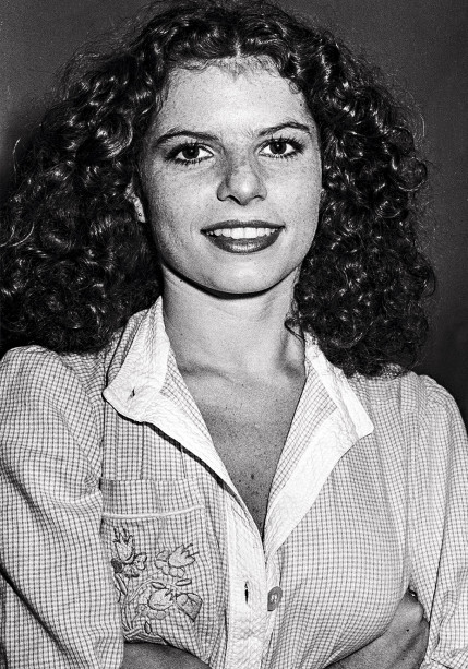 1981: No começo da carreira, de fios crespos e volumosos para a novela <em>Jogo da Vida</em>. A tonalidade era castanha, sem nuances de outros tons. 1981: No começo da carreira, de fios crespos e volumosos para a novela <em>Jogo da Vida</em>. A tonalidade era castanha, sem nuances de outros tons.