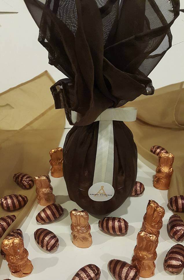 Com coelho e ovinhos de 71 % cacau da Amazônia, orgânico, feito no conceito “bean to bar”, quando a empresa controla todo o processo desde as amêndoas de cacau. R$ 51 com 200g, da <strong>Andrei Martinez</strong> <a href="https://www.andreimartinezchocolatier.com.br" target="_blank">www.andreimartinezchocolatier.com.br</a> Com coelho e ovinhos de 71 % cacau da Amazônia, orgânico, feito no conceito “bean to bar”, quando a empresa controla todo o processo desde as amêndoas de cacau. R$ 51 com 200g, da <strong>Andrei Martinez</strong> <a href="https://www.andreimartinezchocolatier.com.br" target="_blank">www.andreimartinezchocolatier.com.br</a>