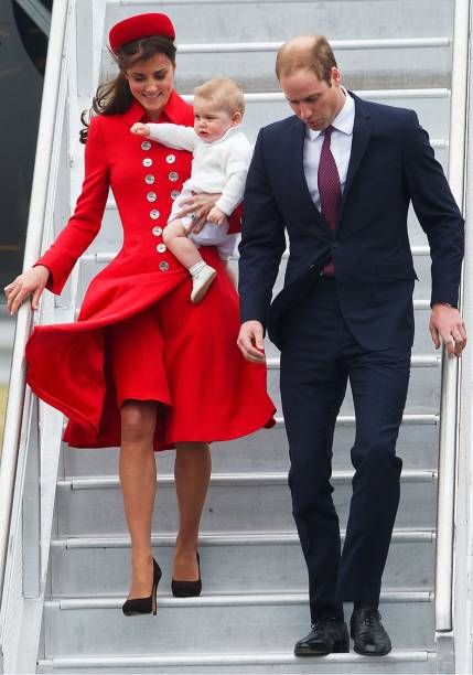 <strong>13 de junho de 2013</strong> – No oitavo mês de gestação de George, Kate imprime um pouco de ousadia à produção com vestido de <em>animal print</em> da<strong> Hobbs.</strong> Para equilibrar a estampa, a peça é confeccionada em tecido P&B. <strong>13 de junho de 2013</strong> – No oitavo mês de gestação de George, Kate imprime um pouco de ousadia à produção com vestido de <em>animal print</em> da<strong> Hobbs.</strong> Para equilibrar a estampa, a peça é confeccionada em tecido P&B.