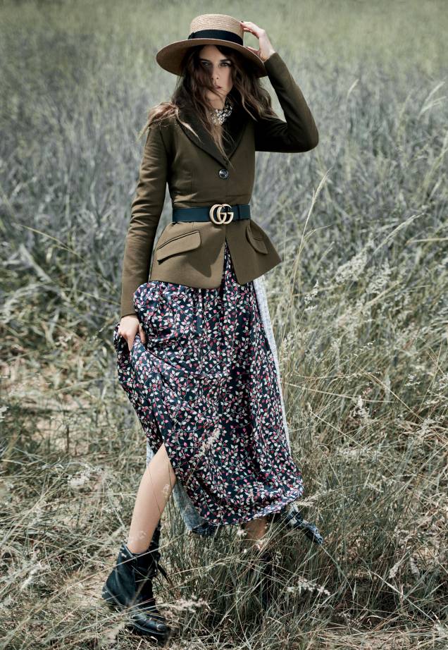 Blazer de algodão, À la Garçonne, R$ 1 890, tel. (11) 2364 3280. Vestido de algodão, Sissa, R$ 2 500, tel. (11) 3063 4871. Chapéu de palha, R$ 1 770, e cinto de couro, R$ 1 770, Gucci, tel. (11) 3097 8655. Colar fino de metal, a partir de R$ 9 410, e cinto de metal (usado como colar), a partir de R$ 8 790, Chanel, tel. (11) 3032 7294. Blazer de algodão, À la Garçonne, R$ 1 890, tel. (11) 2364 3280. Vestido de algodão, Sissa, R$ 2 500, tel. (11) 3063 4871. Chapéu de palha, R$ 1 770, e cinto de couro, R$ 1 770, Gucci, tel. (11) 3097 8655. Colar fino de metal, a partir de R$ 9 410, e cinto de metal (usado como colar), a partir de R$ 8 790, Chanel, tel. (11) 3032 7294.