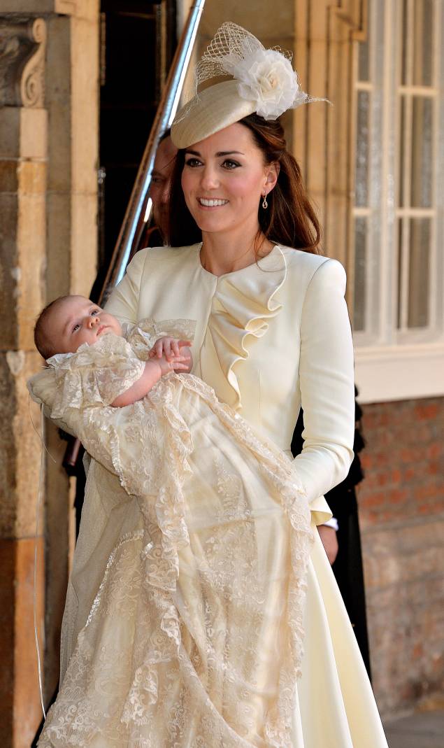 <strong>04 de junho de 2012</strong> – O look monocromático – com exceção dos escarpins nude – é assinado por Sarah Burton, da <strong>Alexander McQueen</strong>, mesma estilista responsável pelo vestido de noiva da Duquesa. <strong>04 de junho de 2012</strong> – O look monocromático – com exceção dos escarpins nude – é assinado por Sarah Burton, da <strong>Alexander McQueen</strong>, mesma estilista responsável pelo vestido de noiva da Duquesa.