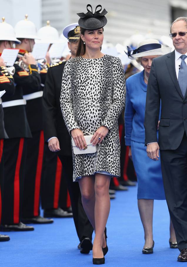 <strong>09 de julho de 2011</strong> - Catherine Middleton fez uma aparição no evento Brits to Watch, do BAFTA, a bordo de vestido lavanda-claro da <strong>Alexander McQueen</strong>. Acessórios repletos de brilho, incluindo brincos emprestados por Sua Majestade, arremataram. <strong>09 de julho de 2011</strong> - Catherine Middleton fez uma aparição no evento Brits to Watch, do BAFTA, a bordo de vestido lavanda-claro da <strong>Alexander McQueen</strong>. Acessórios repletos de brilho, incluindo brincos emprestados por Sua Majestade, arremataram.