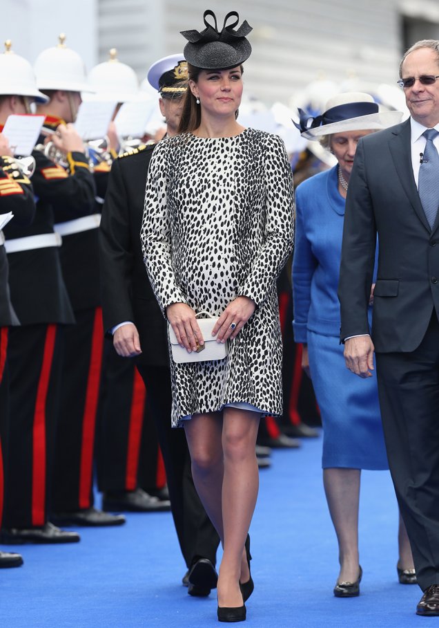 <strong>09 de julho de 2011</strong> -  Catherine Middleton fez uma aparição no evento Brits to Watch, do BAFTA, a bordo de vestido lavanda-claro da <strong>Alexander McQueen</strong>. Acessórios repletos de brilho, incluindo brincos emprestados por Sua Majestade, arremataram.