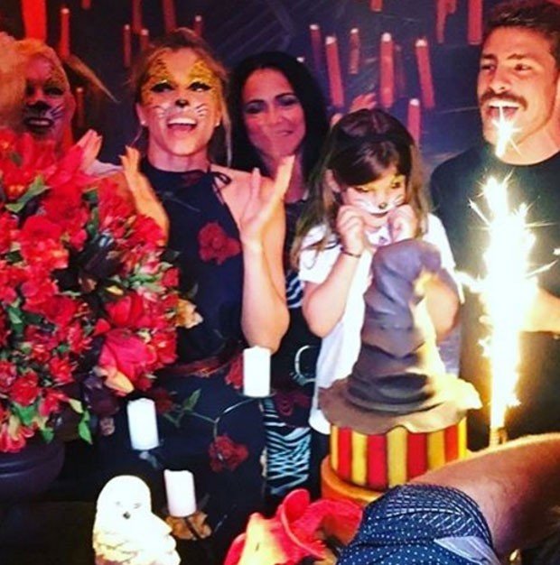 Grazi e Cauã fazem festa de aniversário de cinco anos de Sofia