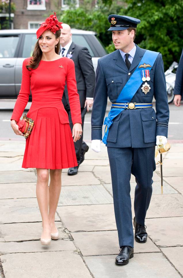 <strong>09 de junho de 2011</strong> – O primeiro evento de gala após seu casamento com Príncipe William pedia uma produção especial. O belo vestido de paetês rosé, adorado com cristais Swarovski, é assinado por <strong>Jenny Packham</strong>. <strong>09 de junho de 2011</strong> – O primeiro evento de gala após seu casamento com Príncipe William pedia uma produção especial. O belo vestido de paetês rosé, adorado com cristais Swarovski, é assinado por <strong>Jenny Packham</strong>.