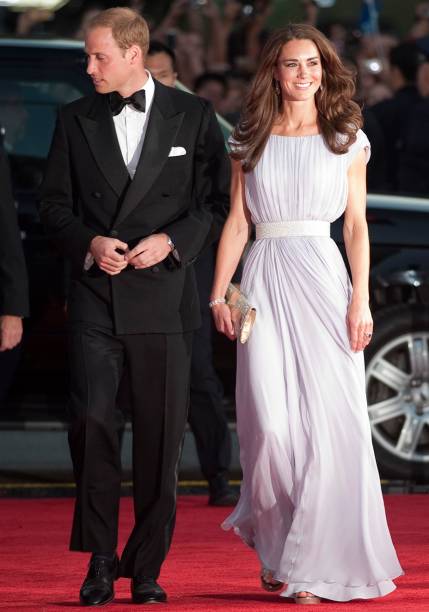 <strong>16 de novembro de 2010</strong> – Depois do vestido de noiva, este é, provavelmente, o look mais copiado de Kate Middleton. O vestido drapeado em azul-safira, da estilista brasileira Daniella Issa Helayel, nome à frente grife<strong> Issa London</strong>, sumiu das araras logo após o anúncio de seu noivado com o Príncipe William. <strong>16 de novembro de 2010</strong> – Depois do vestido de noiva, este é, provavelmente, o look mais copiado de Kate Middleton. O vestido drapeado em azul-safira, da estilista brasileira Daniella Issa Helayel, nome à frente grife<strong> Issa London</strong>, sumiu das araras logo após o anúncio de seu noivado com o Príncipe William.