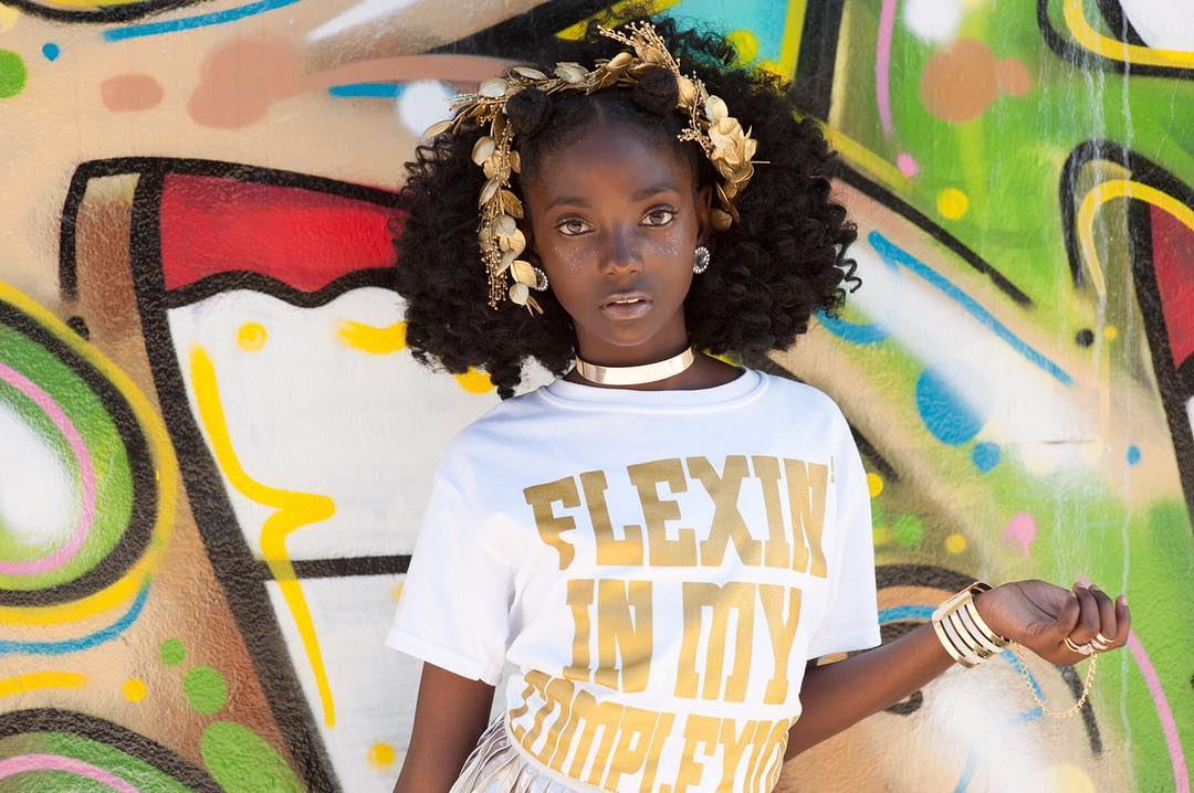 Menina de 11 anos cria marca de roupas poderosas depois de sofrer racismo