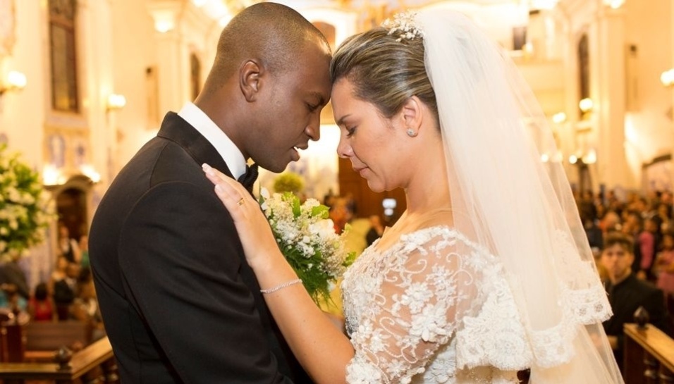 Casamento Thiaguinho e Fernanda Souza 25mar2015-thiaguinho-e-fernanda-souza-durante-a-cerimonia-de-casamento-a-uniao-aconteceu-no-dia-24-de-fevereiro-em-sao-paulo-nesta-semana-a-atriz-divulgou-novas-fotos-1427321266271_956
