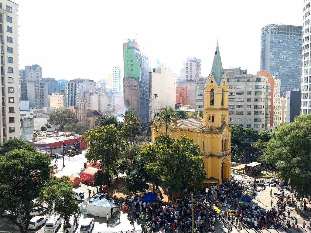 Porta trancada e desespero: ela conta como escapou do incêndio em ocupação