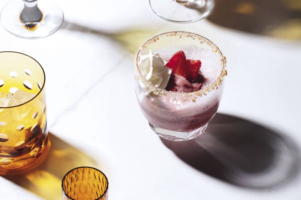 Bubble Short Cake, drink com espumante e sorvete Bubble Short Cake, drink com espumante e sorvete