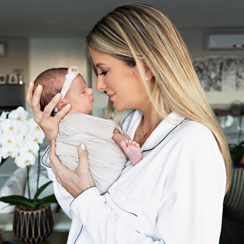Ticiane Pinheiro posta foto com as filhas e desabafa sobre a dupla jornada