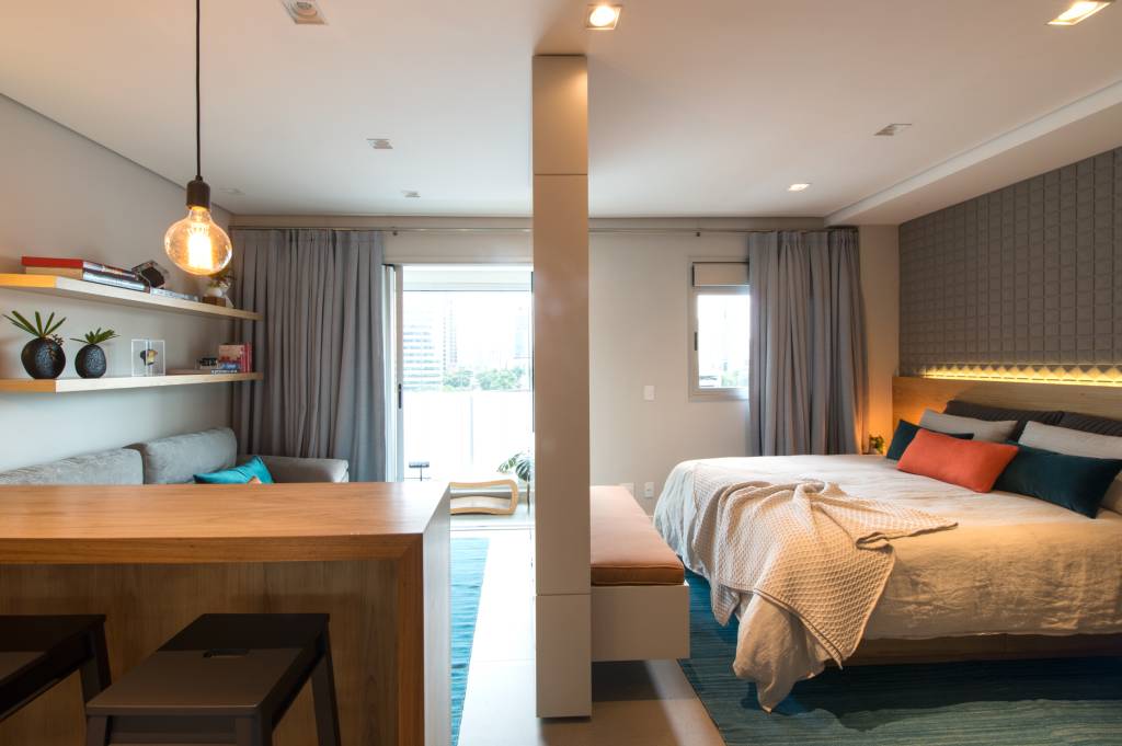 A parede da TV que divide a sala e o quarto gira! Olha que mágico