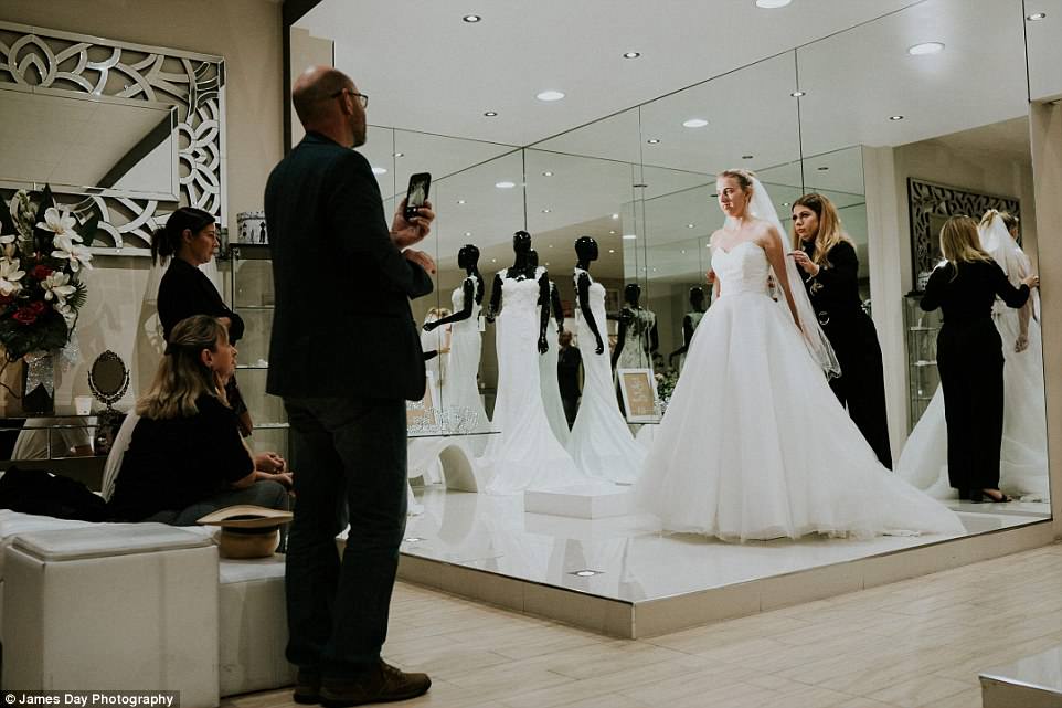 Jovem com deficiência visual se emociona ao escolher vestido de noiva