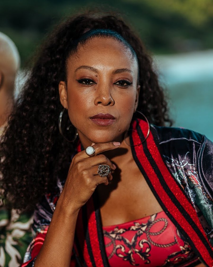 “Como cê me explica 80 tiros?”, canta Negra Li em rap com Hariel e +