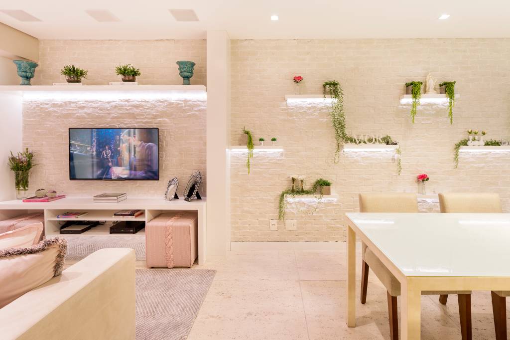 Apê de 60 m² surpreende com ambientes integrados e paredes decoradas