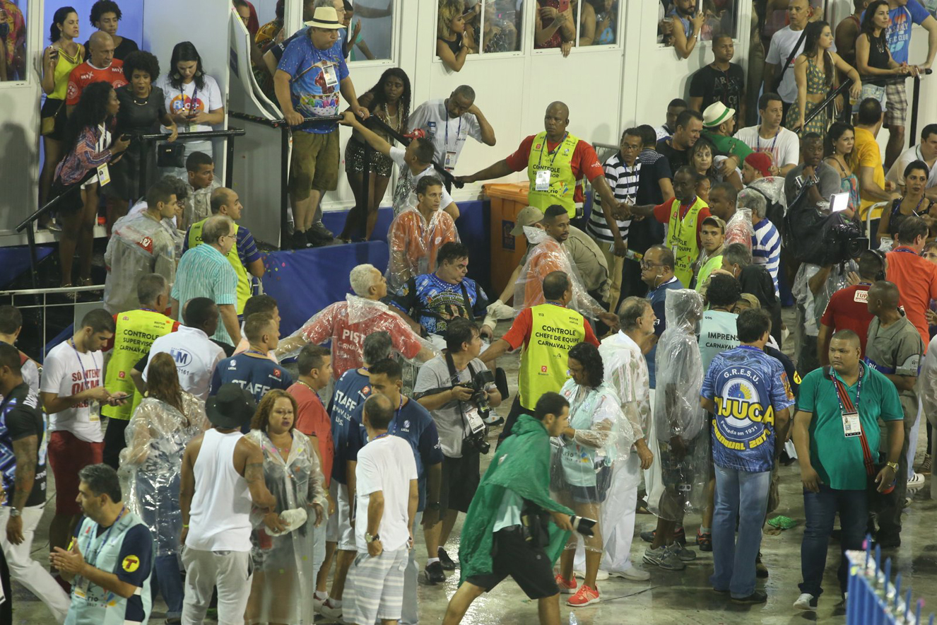 Carnaval 2017: Acidente com carro aleg&oacute;rico da Para&iacute;so Tuiuti na Sapuca&iacute;