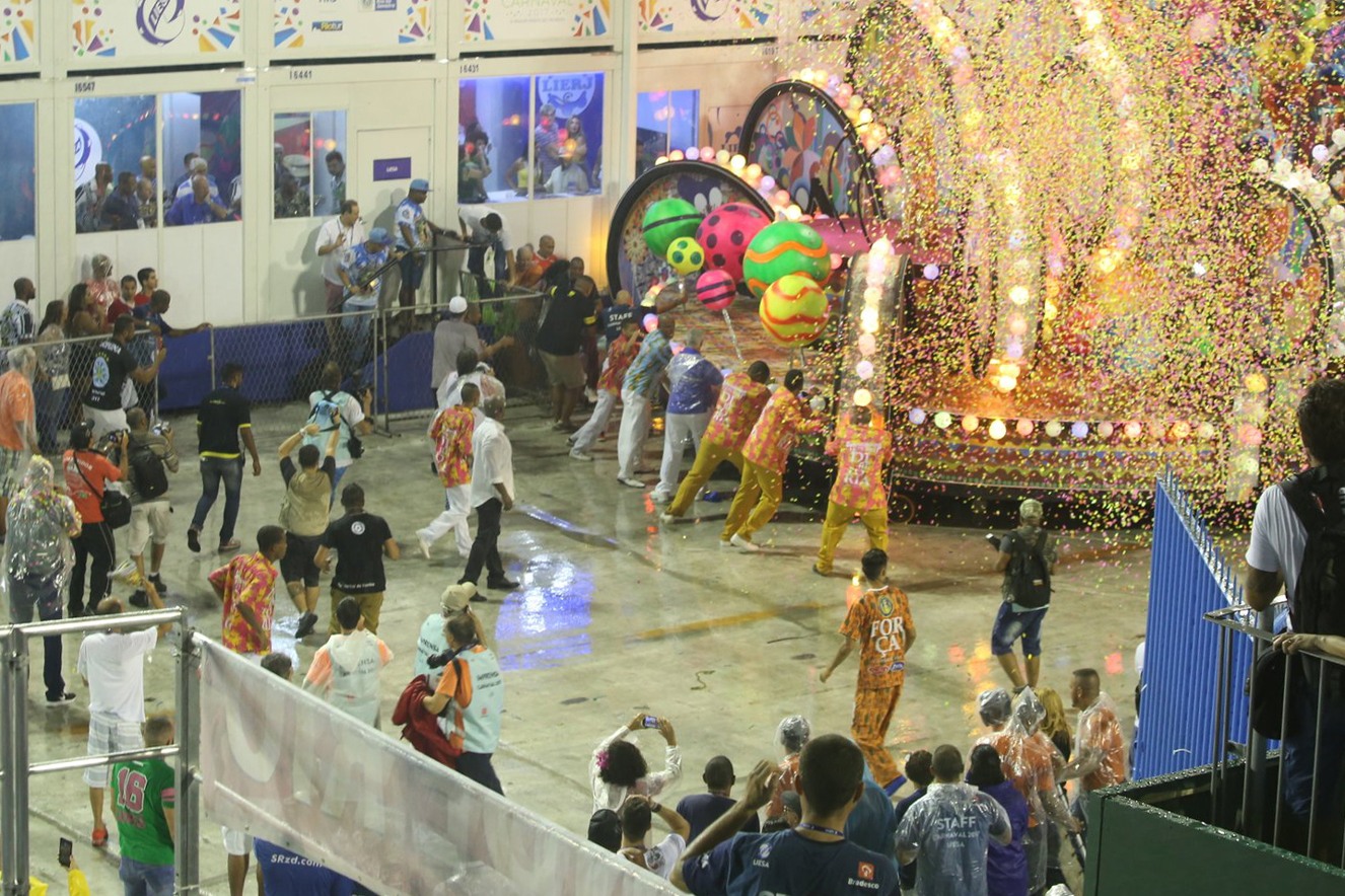 Carnaval 2017: Acidente com carro aleg&oacute;rico da Para&iacute;so Tuiuti na Sapuca&iacute;