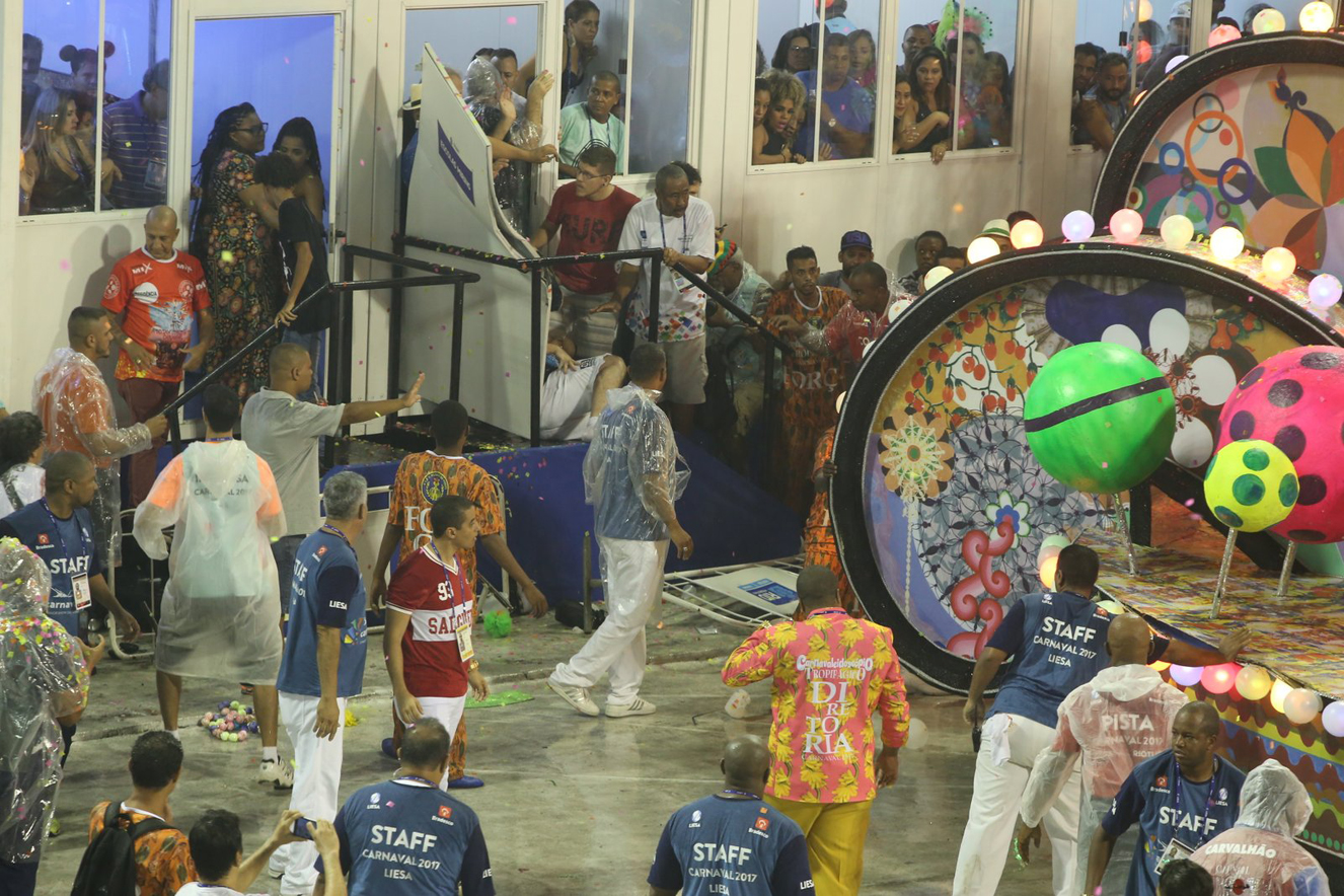 Carnaval 2017: Acidente com carro aleg&oacute;rico da Para&iacute;so Tuiuti na Sapuca&iacute;