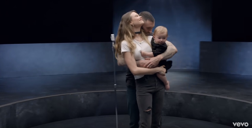 Adam levine e Behati Prisnloo em clipe do Maroon 5 Adam levine e Behati Prisnloo em clipe do Maroon 5