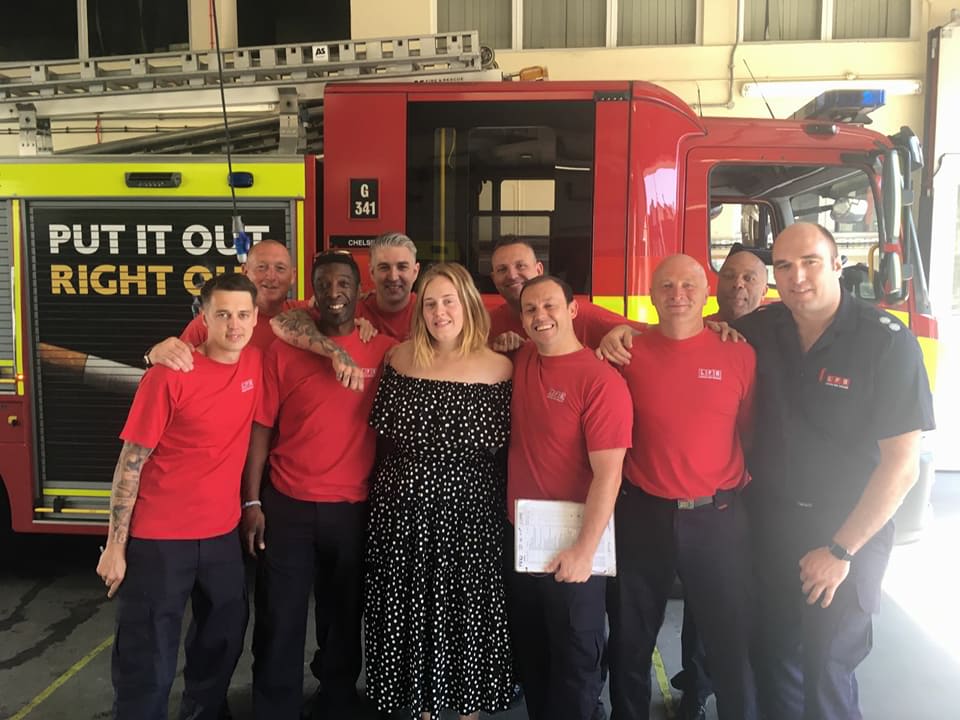 adele com os bombeiros de londres