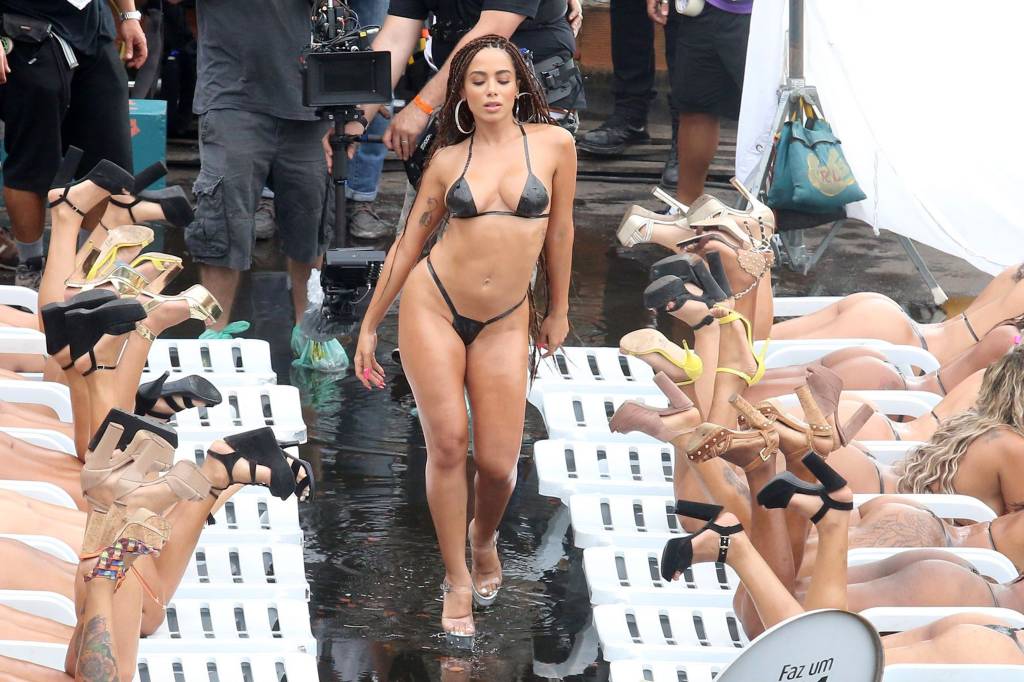 agnews_foto_a_cantora_anitta_gravou_neste_domingo_no_vidigal_cenas_do_seu_proximo_clipe_ela_esteve_no_hotel_mirante_do_arvrao_e_em_outras_localidades_do_morro_fotos_agnewsa_nao_assinante-1