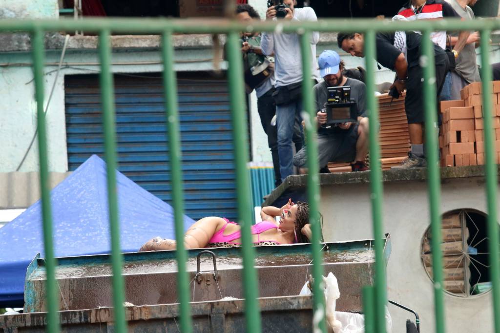 agnews_foto_a_cantora_anitta_gravou_neste_domingo_no_vidigal_cenas_do_seu_proximo_clipe_ela_esteve_no_hotel_mirante_do_arvrao_e_em_outras_localidades_do_morro_fotos_agnewsa_nao_assinante-2