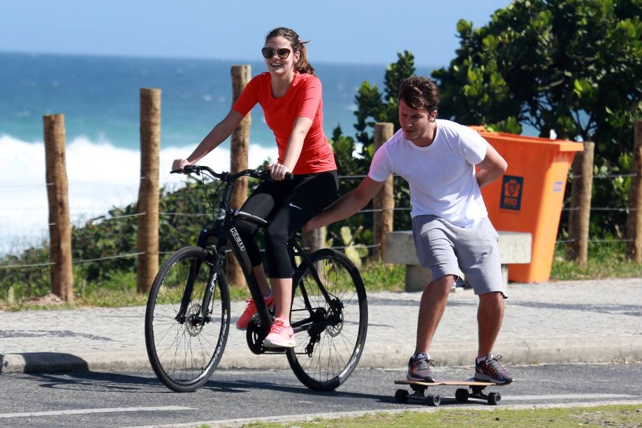 Camila Queiroz e Klebber Toledo