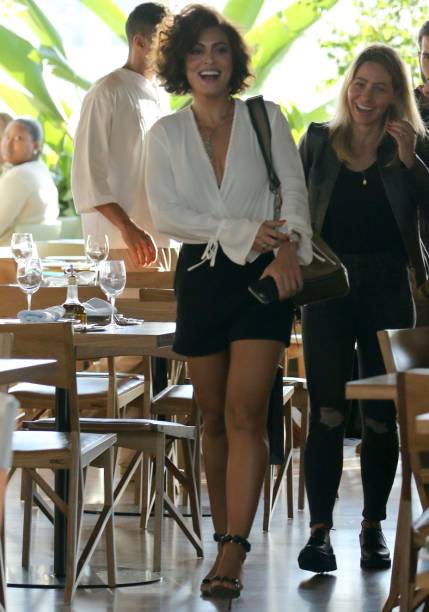 O short bem curtinho tira o look clássico do sério.