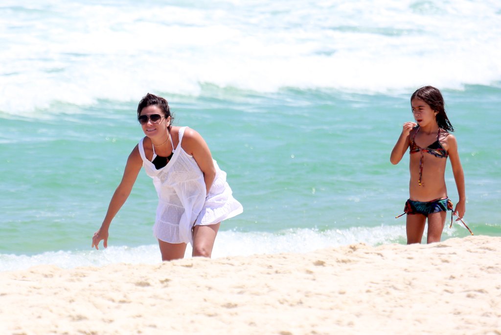 Giovanna Antonelli e filhas na praia
