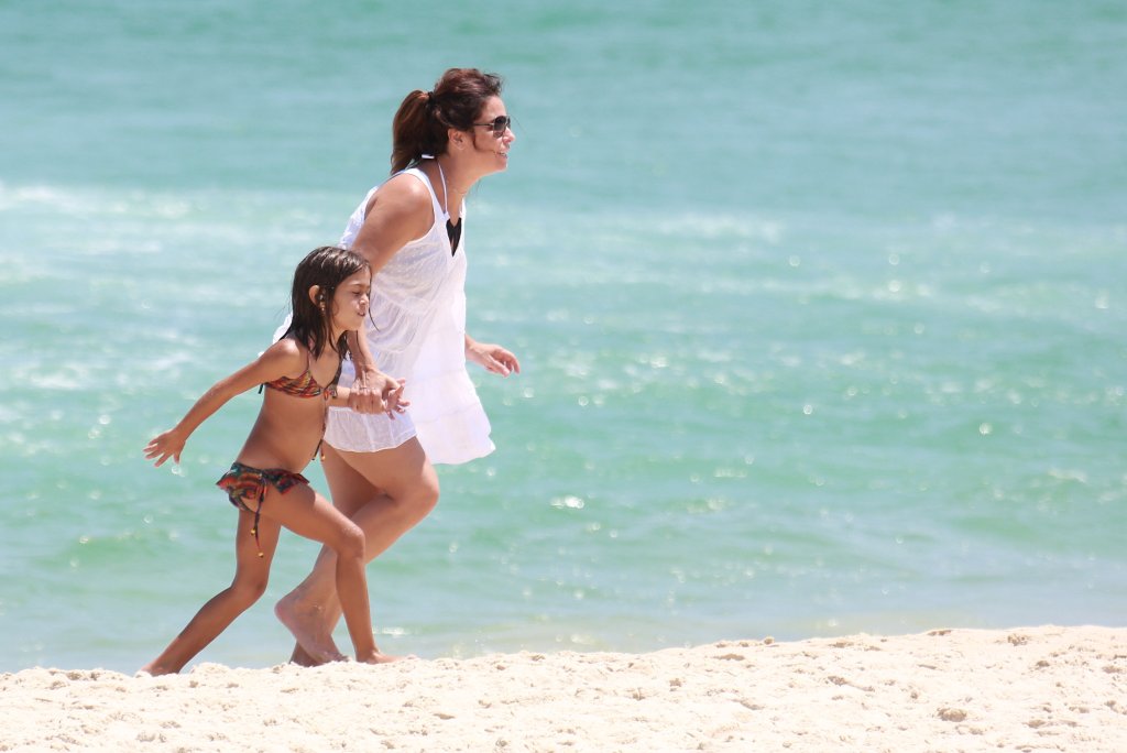 Giovanna Antonelli e filhas na praia