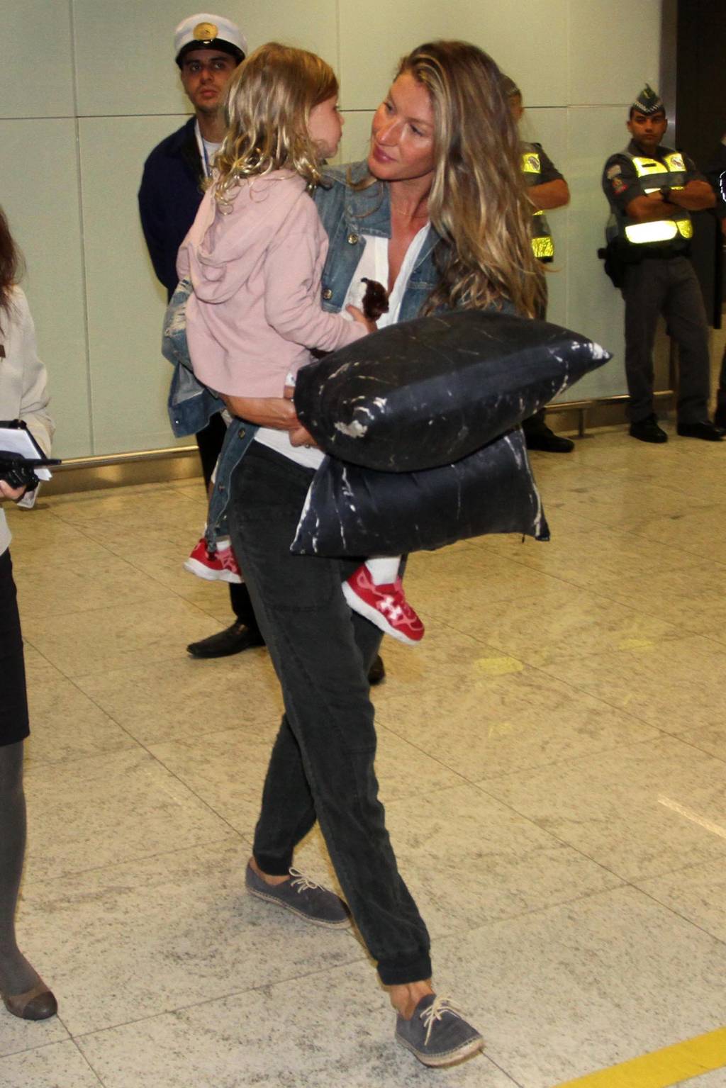 agnews_foto_gisele_bundchen_chegando_ao_brasil_com_seus_filhos_em_sao_paulo_20170816_1458_g-1