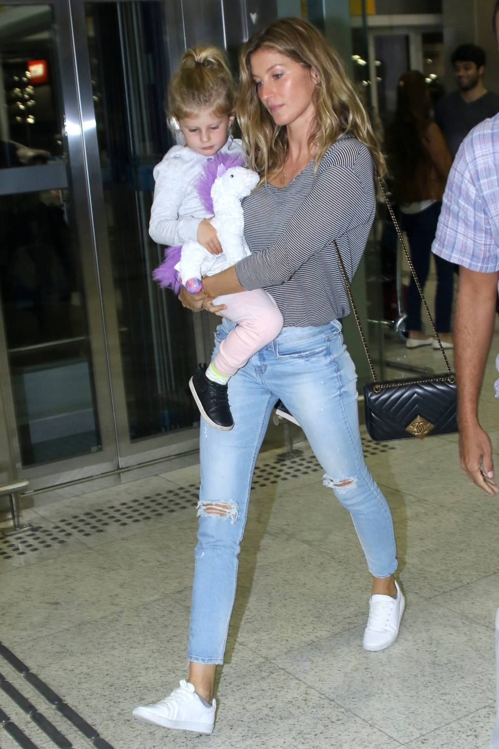 agnews_foto_gisele_bundchen_embarca_com_a_filha_vivian_de_volta_para_os_estados_unidos_no_aeroporto_de_guarulhos_20170816_1506_g-1