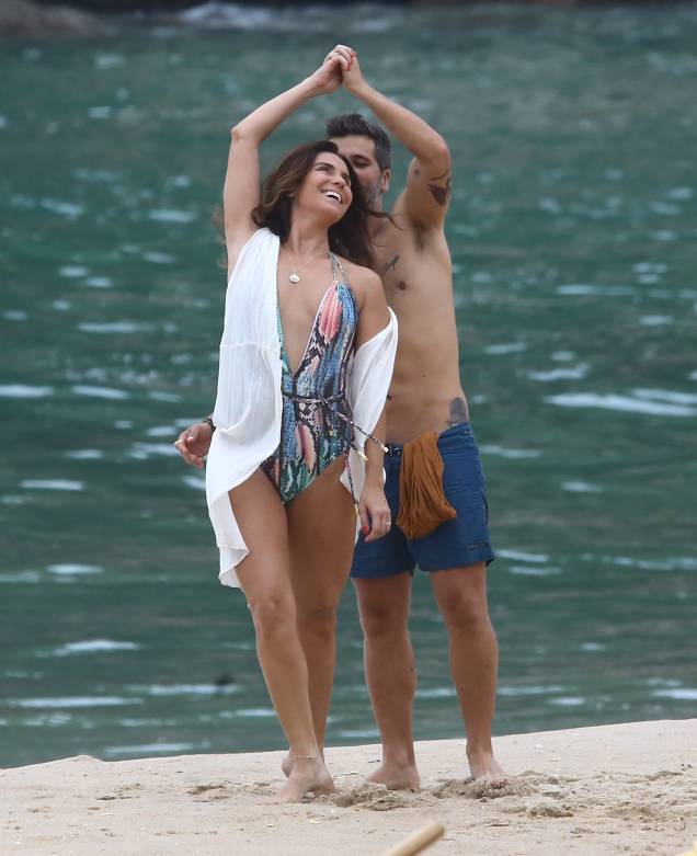 Para sua personagem Alice, Giovanna usa maiô com decote profundo e saída de praia alongada Para sua personagem Alice, Giovanna usa maiô com decote profundo e saída de praia alongada
