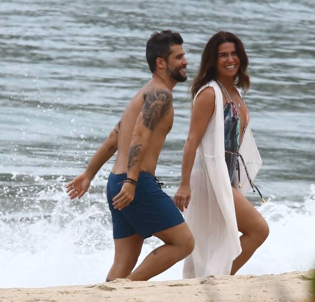 Atriz prende saída de praia no maiô para deixá-la mais curta. #truquedeestilo Atriz prende saída de praia no maiô para deixá-la mais curta. #truquedeestilo
