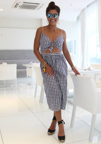 O vestido com estampa vichy e abertura no estômago é ótimo para os dias mais quentes.