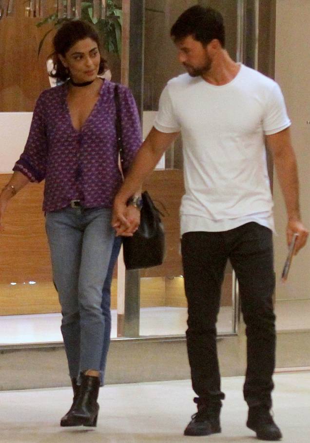 Poderia ser um look básico qualquer, mas a calça com barra assimétrica e a choker trazem informação de moda. Poderia ser um look básico qualquer, mas a calça com barra assimétrica e a choker trazem informação de moda.