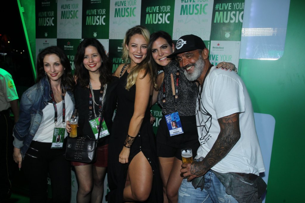 Paolla Oliveira, o namorado Papinha e amigas no Rock in Rio