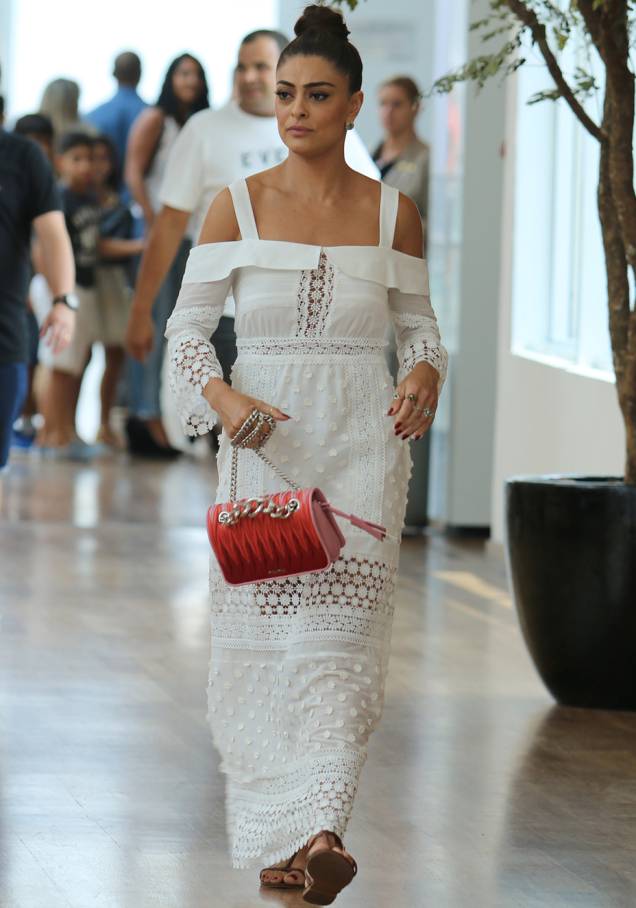 Musa até no shopping de vestido de renda e bolsa Miu Miu! Musa até no shopping de vestido de renda e bolsa Miu Miu!