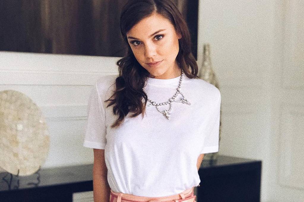 Criticada por camiseta no casamento, Alice Wegmann pisou em hater