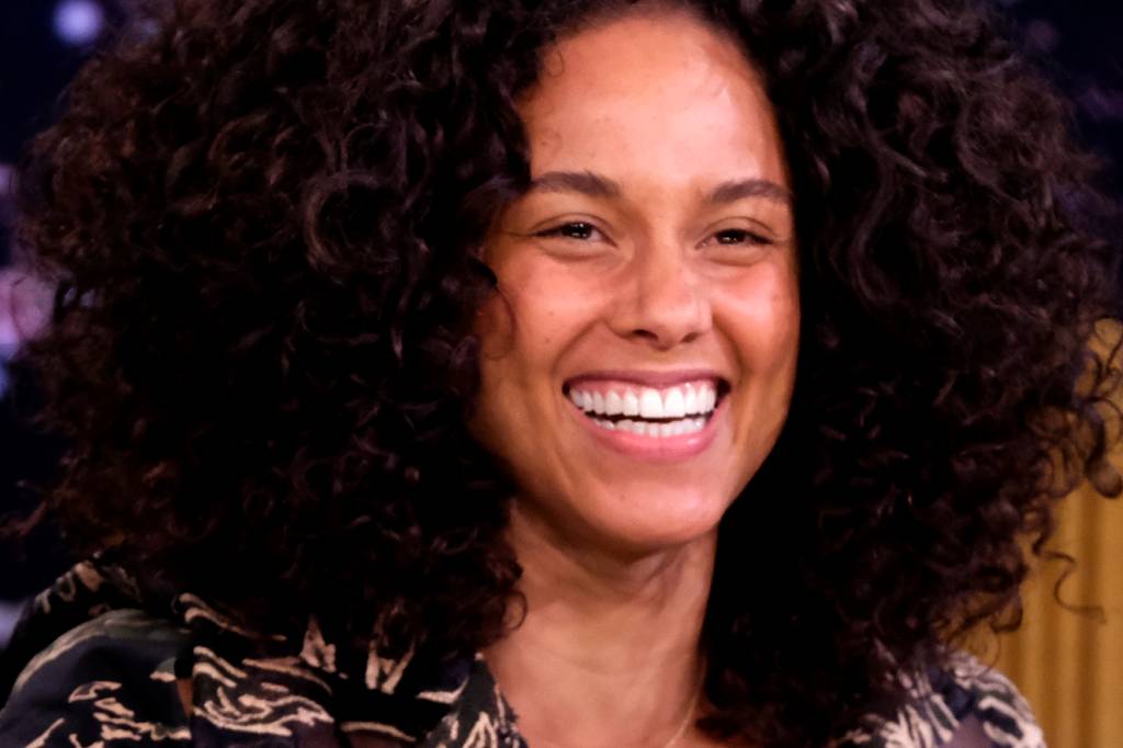 Alicia Keys voltou a usar maquiagem e o motivo é incrível