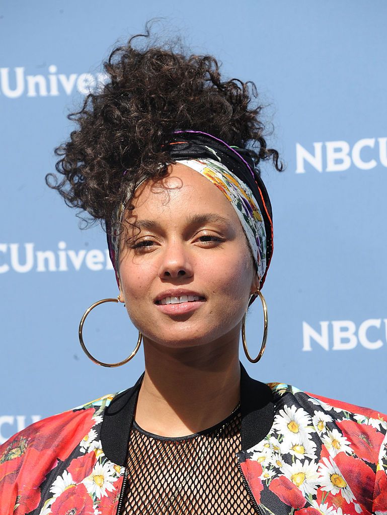 Alicia Keys aparece sem maquiagem em tapete vermelho