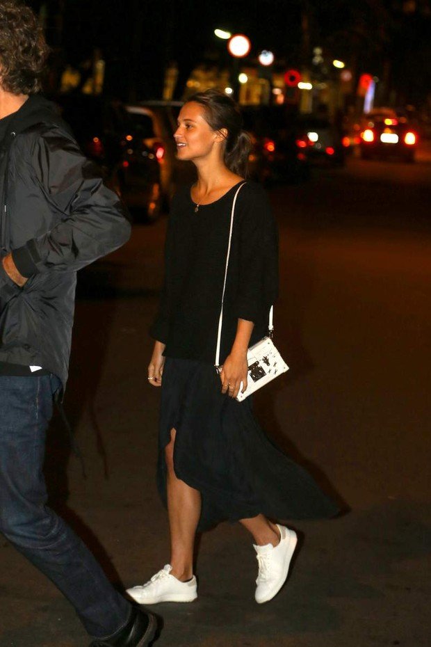 De Louis Vuitton à tiracolo, Alicia Vikander curte noite no Rio