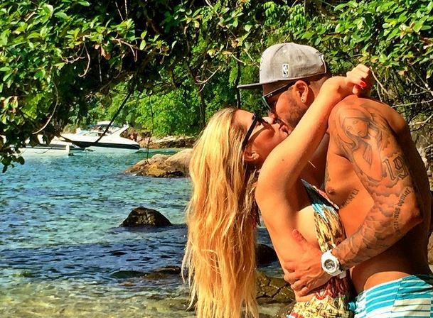 Aline e Fernando postam foto se beijando