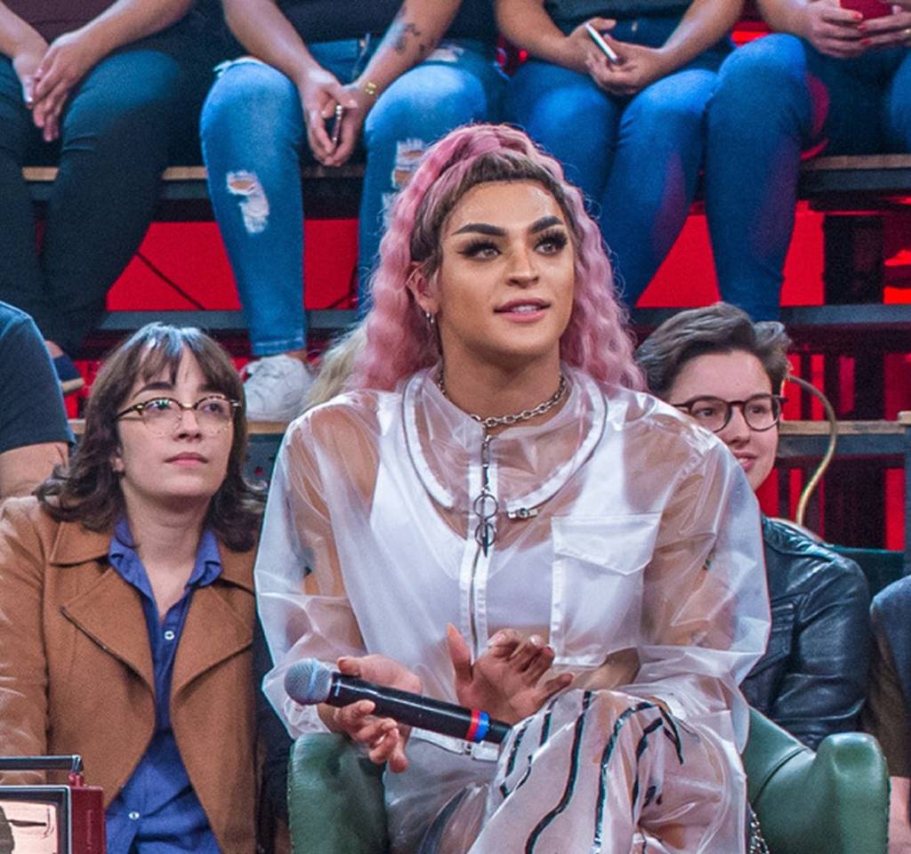 Altas Horas: Pabllo Vittar chora ao falar sobre bullying na escola